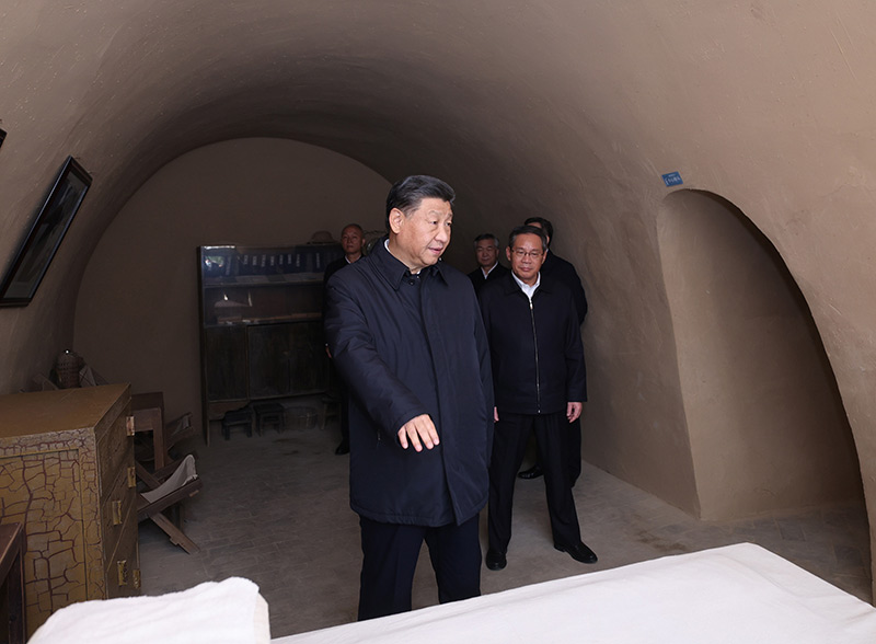 2022年10月27日，习近平带领中共中央政治局常委瞻仰延安革命纪念地。这是习近平等在杨家岭参观毛泽东旧居。